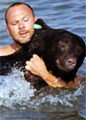 Биолог спас утопающего медведя