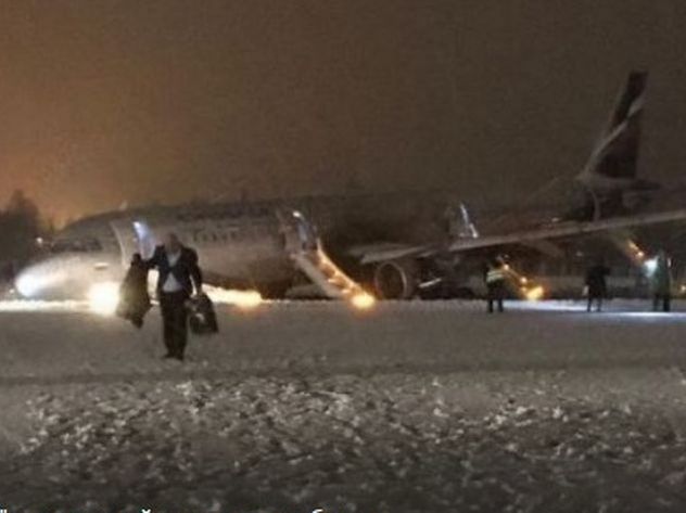 Севший на брюхо самолет из Москвы парализовал работу аэропорта Калининграда