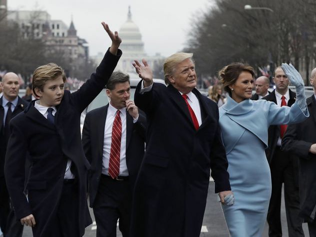 Трампа приветствовали российским флагом на параде в Вашингтоне