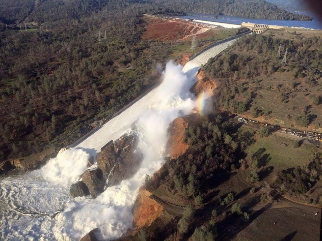 За разрушением плотины в Калифорнии следят в прямом эфире