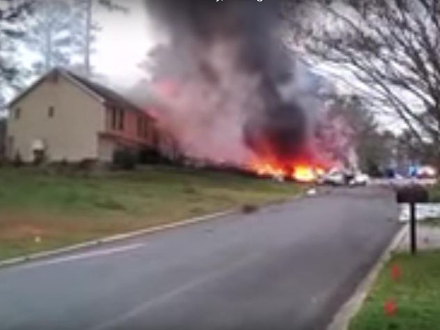 Видео с места падения самолета на дом в США появилось в Сети