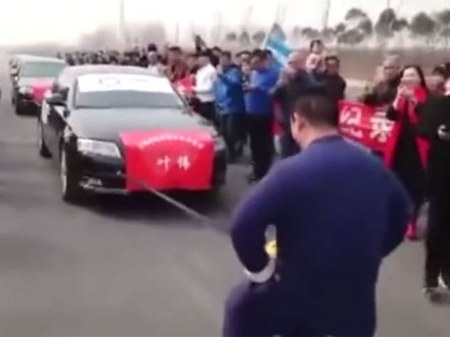 Китаец  отбуксовал 12-тонное авто силой мужского достоинства