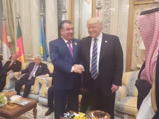 Таджикский президент победил Дональда Трампа в «битве рукопожатий»
