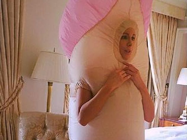 Голливудская звезда потрясла съемкой в костюме гигантского пениса