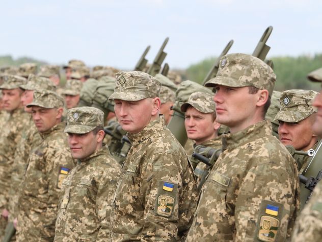 Советник Порошенко ошарашил соцсети снимками червивой еды для бойцов ВСУ