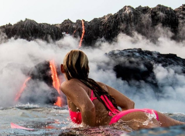 Серфингистка прокатилась рядом с извергающимся вулканом
