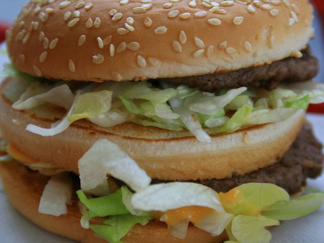 В США двум гостям McDonald’s принесли бургеры с червями