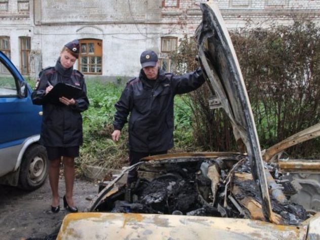 Житель Костромы решил потрясти подругу яркими селфи и сжёг три машины и дом