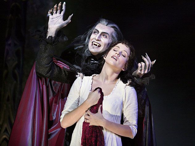 Страшно и весело: мюзиклы о вампирах набирают популярность