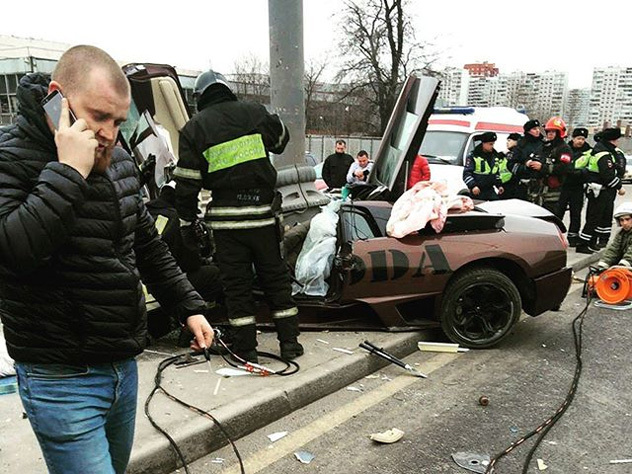 На Варшавском шоссе в Москве Lamborghini врезался в столб