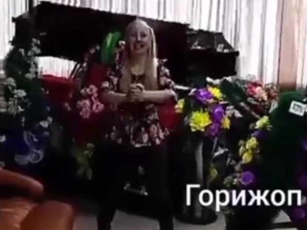 Похоронный фитнес: Иркутский депутат подкачала попу на фоне гробов