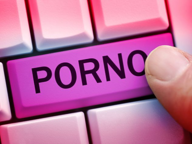 Мужчина за измену сделал жену звездой порно