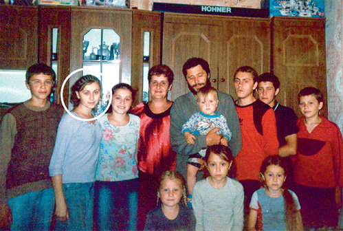 В многодетной семье Юрия ЧЕРЕШНЕВСКОГО (с ребёнком) ещё все живы: и жена, скончавшаяся от 11-х родов, и старшая дочь (в круге)