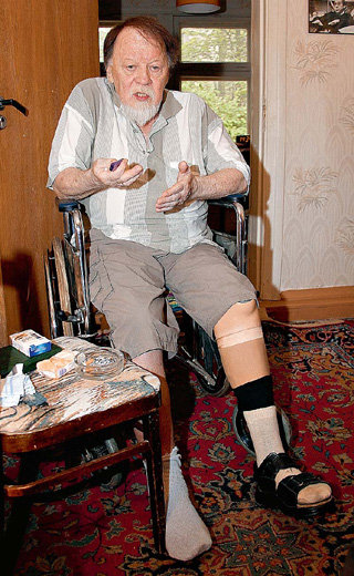 В 2002 году после нескольких операций на сосудах драматургу Михаилу РОЩИНУ ампутировали ногу, но, несмотря ни на что, он не терял присутствия духа