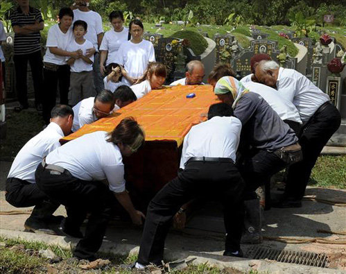Гроб с телом покойной смогли поднять только 11 мужчин