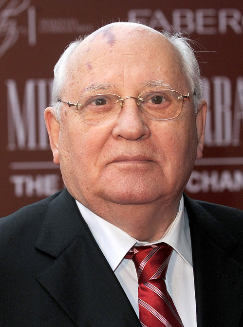 Милла Йовович на юбилее Михаила Горбачева появилась в откровенном наряде