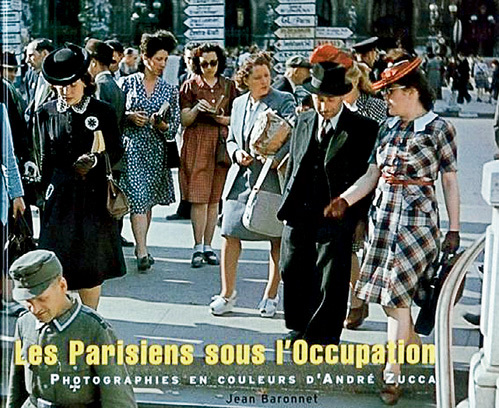 …и во Франции разительно отличалась (на фото афиша выставки фотографий «Парижане в оккупации»)