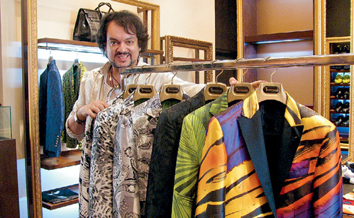 Филипп сфотографировался на фоне нового гардероба, чтобы БАСКОВ не претендовал на те же наряды