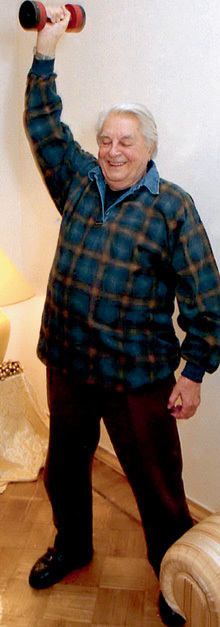 Физическую форму Юрий Петрович поддерживает незатейливыми упражнениями