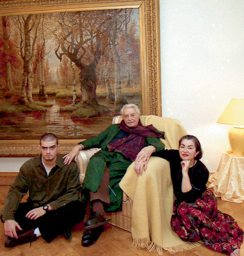 С младшим сыном Петром и женой Каталин в роскошной московской квартире, больше похожей на музей