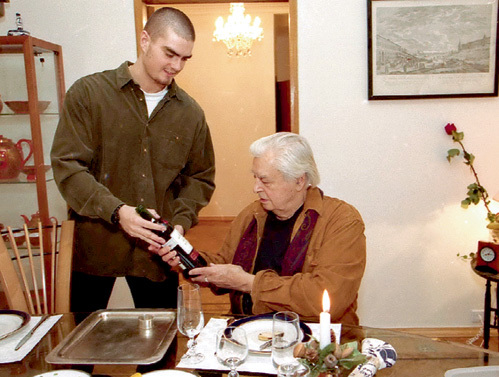 Отец научил наследника разбираться в хорошем алкоголе