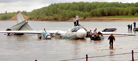 Только благодаря экипажу число жертв после аварийной посадки Ан-24 на Оби составило «всего» семь человек