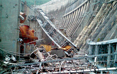 Саяно-Шушенская ГЭС. Катастрофа в августе 2009 года унесла 75 жизней, а уже 12 июля 2011-го команда спасателей станции доставала со дна Волги тела утонувших пассажиров «Булгарии»