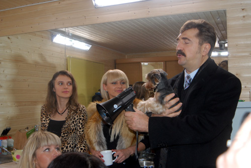 Валерий КОМИССАРОВ следит за всеми участниками шоу, включая четвероногих - будь то щенок...
