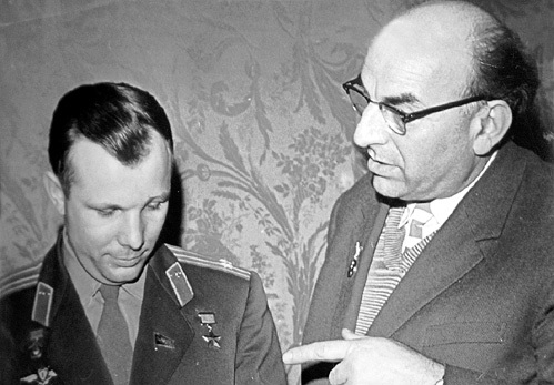 КАНДЕЛАКИ был знаком со многими известными людьми, в том числе с Юрием ГАГАРИНЫМ