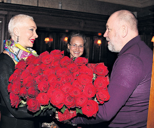 Анна БЕГУНОВА с гражданским мужем Александром КАРЕВЫМ завалили именинницу красными розами
