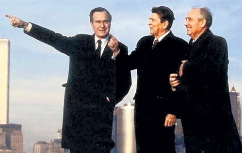 Рональд РЕЙГАН (в центре) и его преемник Джордж БУШ-старший (слева) показывают Михаилу ГОРБАЧЕВУ, как счастливо заживёт Советский Союз, если начнёт действовать по указке США
