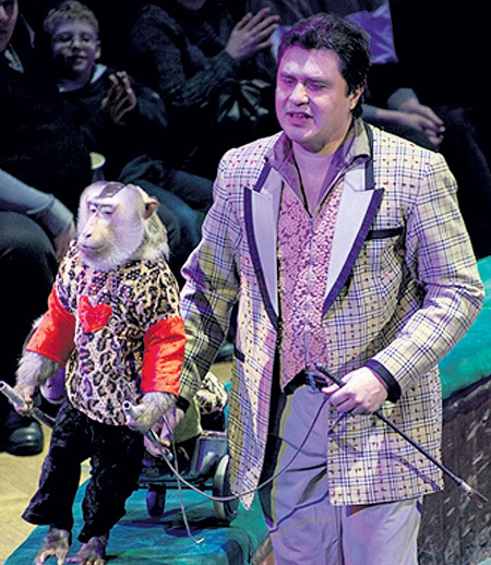 Заслуженный артист Мурат АБДУЛЛАЕВ срывает аплодисменты публики на арене цирка… Фото: zn.by