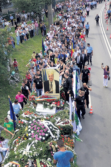 Проводить своего «короля» в последний путь в его родной город Сибиу приехали десятки тысяч ромал и чавэл