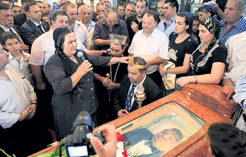 Овдовевшая Марита ЧИОАБА короновала сыновей Дориана и Даниэля прямо у гроба отца