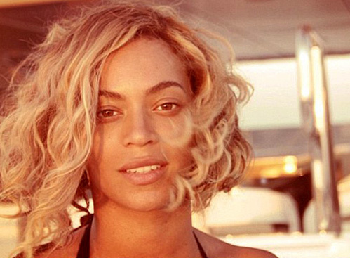 Бейонсе выложила в Интернет свои снимки в купальнике и без макияжа