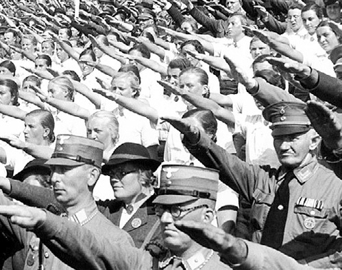 Чтобы открыть глаза на зверства нацизма, жителей Берлина в 1945 году специально возили на экскурсию в концлагеря...