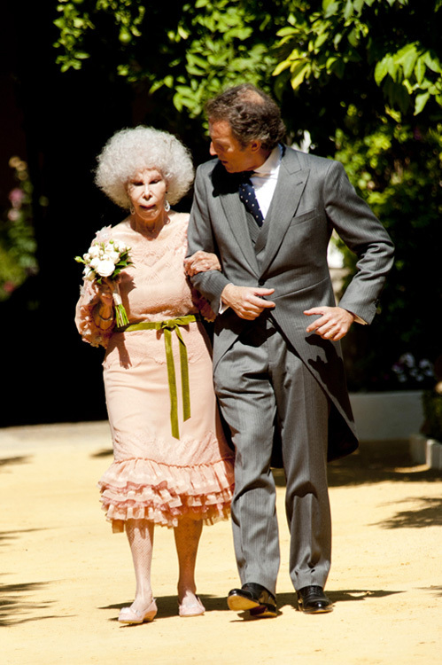 Герцогиня Альба с женихом Альфонсо на свадьбе в 2011 году в Севилье