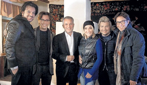 Филипп КИРКОРОВ, Максим ГАЛКИН, Лайма ВАЙКУЛЕ, Николай БАСКОВ, Андрей МАЛАХОВ с лидером молдавских демократов ПЛАХОТНЮКОМ (в центре): «Ну как не порадеть родному человечку!». Фото: moldova24.net