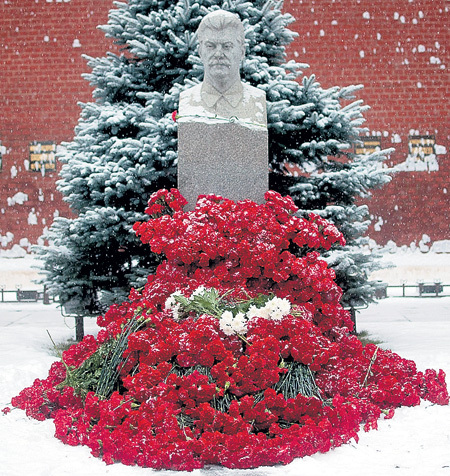 Акция «Две гвоздики для товарища Сталина», проходившая в день памяти вождя, показывает истинный размер народной любви и благодарности. Могила утопает в цветах