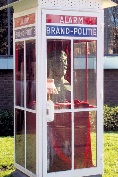 Бюст генералиссимуса в телефонной будке, выполненный Виталием КОМАРОМ и Александром МЕЛАМИДОМ, считается главной достопримечательностью квартала красных фонарей Гааги