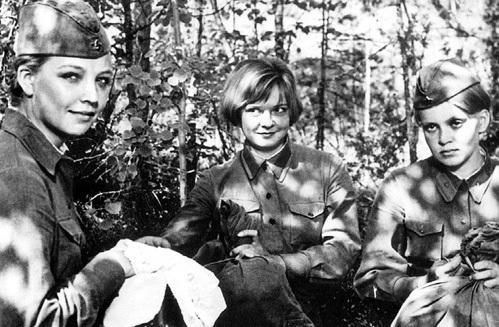 Супруга ТАРАТОРКИНА Екатерина МАРКОВА (в центре) запомнилась зрителям по роли Гали Четвертак в фильме «…А зори здесь тихие». На снимке она с Ольгой ОСТРОУМОВОЙ и Ириной ШЕВЧУК