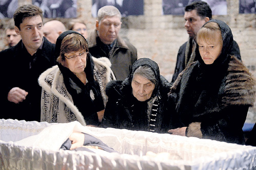 Родные и близкие у гроба Бориса Ефимовича. Вот их действительно искренне жаль!