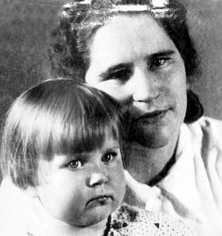 Мама с дочкой в Берлине. Из личного архива Марии ПОПОВОЙ