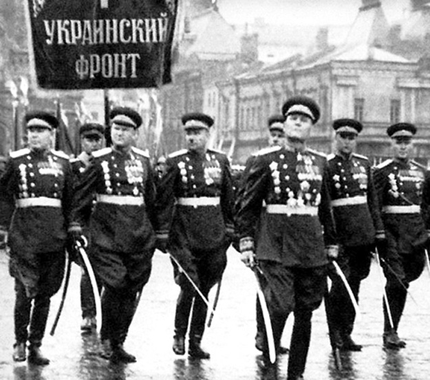 На Параде Победы 24 июня 1945 года легендарный маршал возглавлял колонну 1-го Украинского фронта