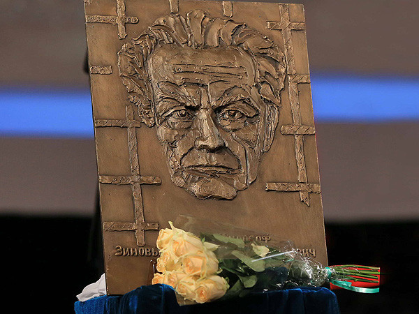 Памятная доска великому русскому философу никак не займет положенное ей место на фасаде жилого крыла МГУ