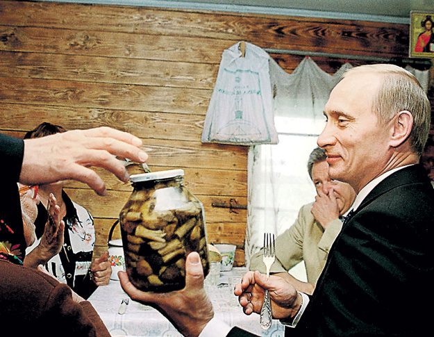 Во время визита в деревню Кузькино 1 сентября 2000 года Президент России Владимир ПУТИН и тогдашний губернатор Самарской области Константин ТИТОВ получили в подарок баночку маринованных боровичков. Фото: © РИА «Новости»