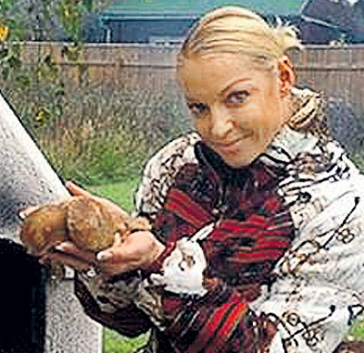 Анастасия ВОЛОЧКОВА собирает грибы неподалёку от своего участка на Новой Риге... Фото: Twitter.com