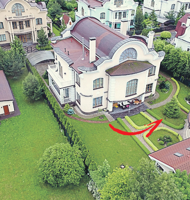 ...а могла бы рядом с домом, под ёлкой. Фото Руслана ВОРОНОГО