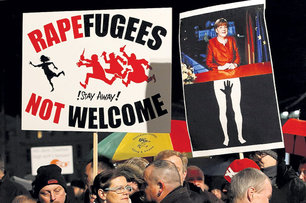 ...изнасилования, грабежи, хулиганство - повод лишь для очередного уличного протеста. Фрау МЕРКЕЛЬ проблемы собственного народа не волнуют. Фото: © Reuters