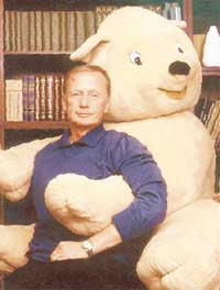 САТИРИКИ, КАК ДЕТИ: чтобы отвлечься от забот, Задорнов играет с плюшевым тезкой